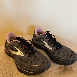 Brooks Adrenaline GTS 22 Running Shoe